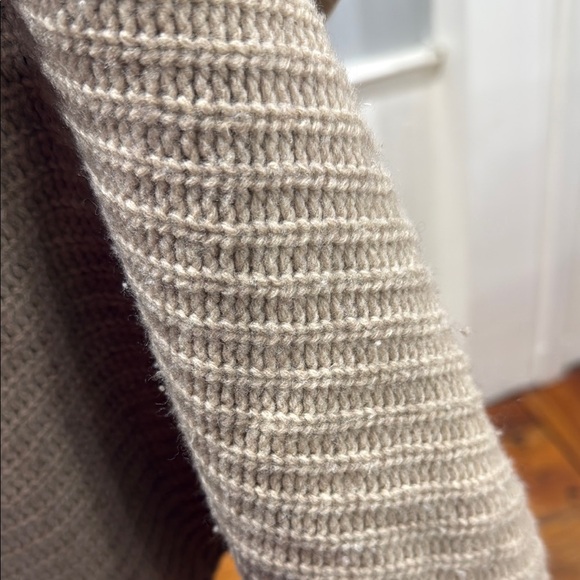 Vince Cream Crew Neck Cropped Sweater Minimalist Style Size Large - Picture 10 of 10